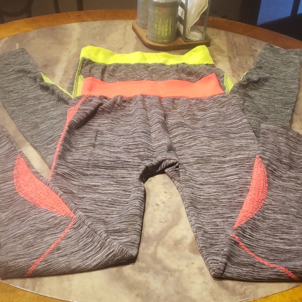 Set of 2 yoga pants. Ankle length